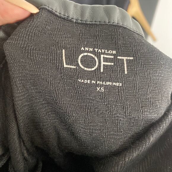 Women’s Ann Taylor Loft Black XS T-shirt Leather Pipping - Picture 3 of 5